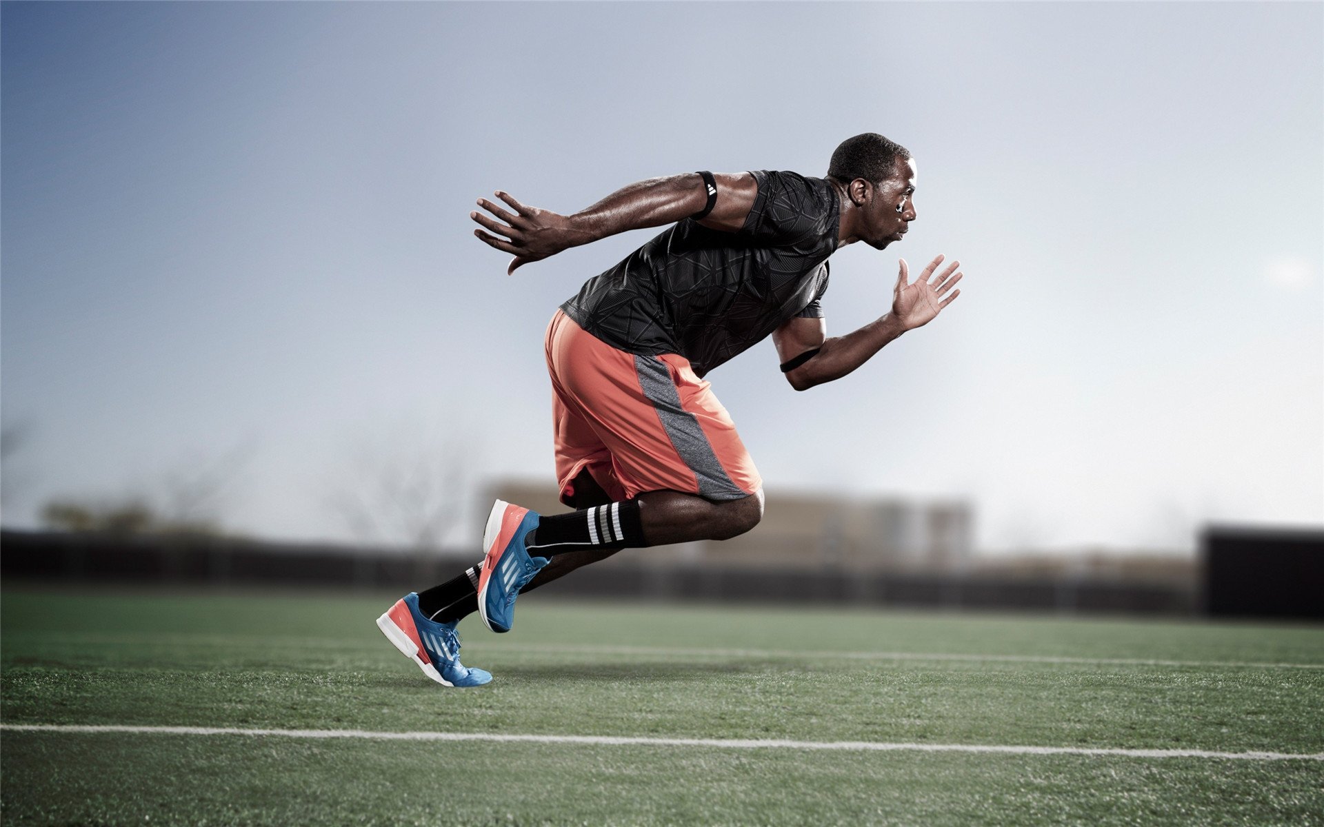 拉恩：在快速反击中，他是全黑队的“先锋”，每次带球都为球队创造奇迹